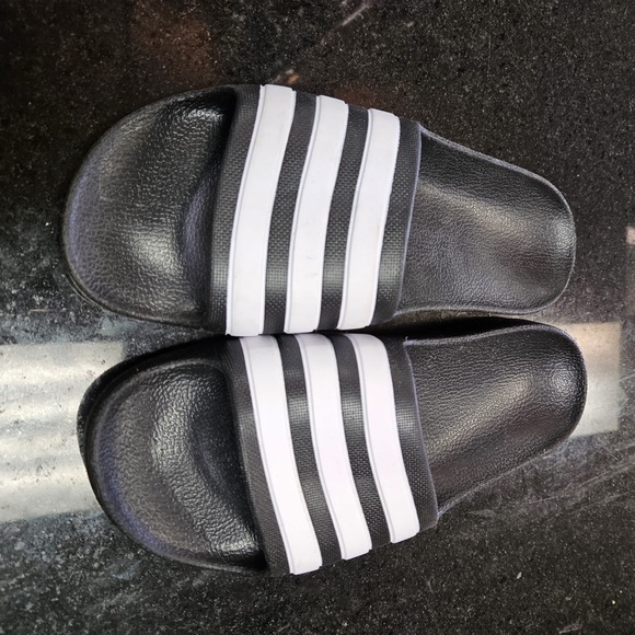 Sz 6 adidas slides black - Picture 4 of 5